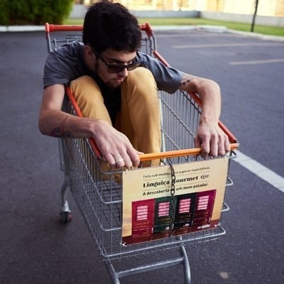 cauã no carrinho de mercado