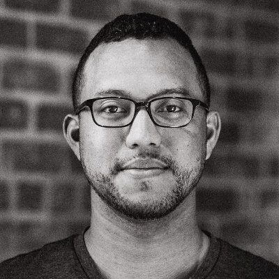 {:keys [👨‍👩‍👧‍👧 💻 🏌️‍♂️] :as stefan}