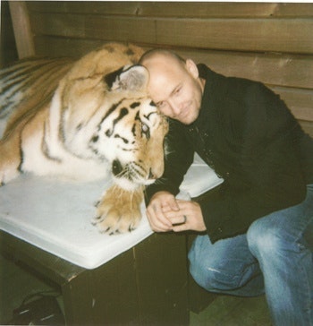 ɹǝʇunɥ ʎǝןʇɐ