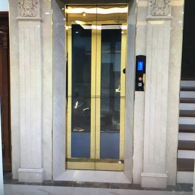 gia đình thang máy