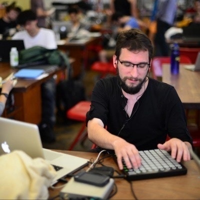 sn˙ɯǝpɔɯ@sɪʌɐɹʇ