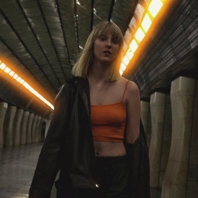 Дівчина з кішкою на ім‘я Мамба