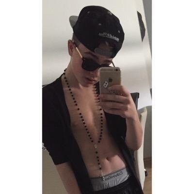 ARIANA FOLLOW ME ♛