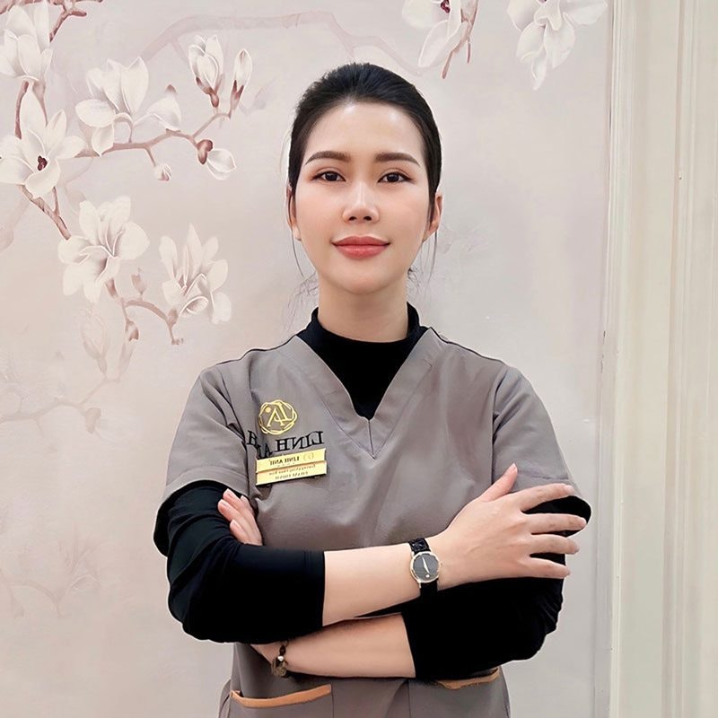 Trưởng phòng phun xăm Hồng Trinh